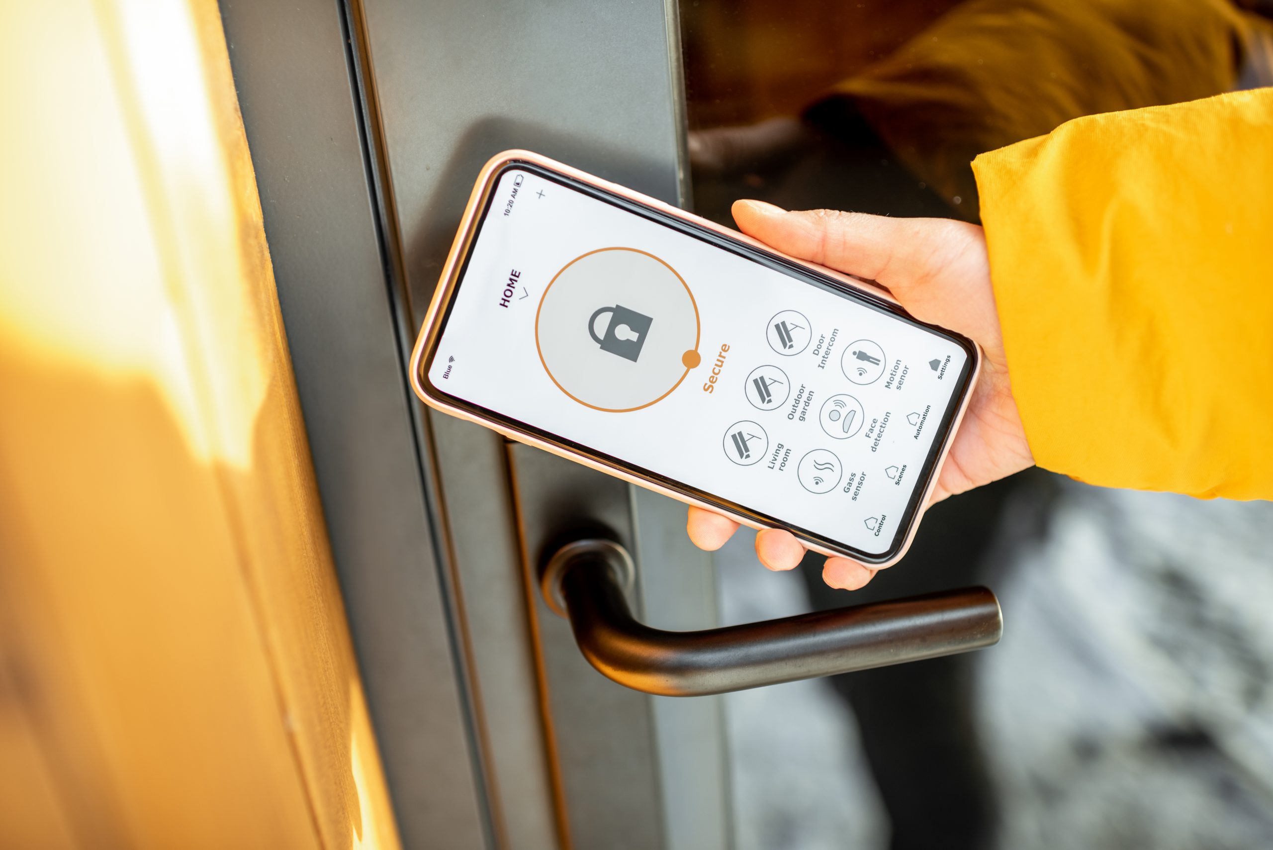 Das Bild zeigt eine Smart Home App auf einem Smartphone, die gerade an einer Tür gescannnt wird, symbolisch für: Ihr Zutrittskontrollsystem über Smart Home: Mehr Sicherheit, mehr Freiheit, weniger Schlüsselstress