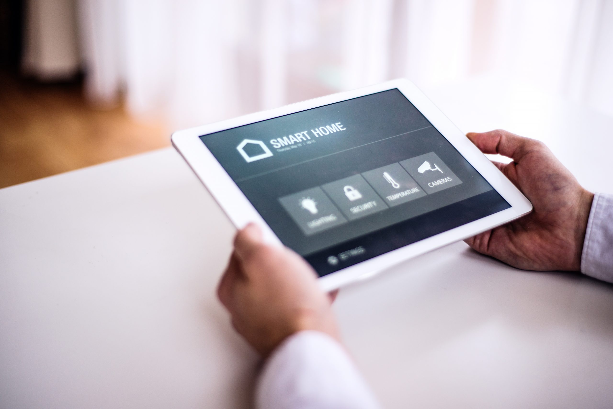 Das Bild zeigt ein Tablet mit Smart Home Anwendung, symbolisch für: Einbruchmeldeanlagensteuerung – Einfach über Ihr Smart Home